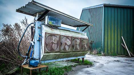 Vier ventilatoren koelen het water in de buffercontainer op de manier zoals een automotor ook wordt gekoeld.