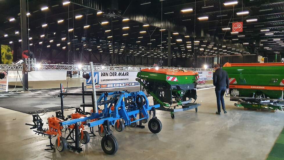 LMB Van der Maar was al een aardig eindje op weg. Zoals bekend mocht alles eerder dan gepland weer mee naar Oldenzijl. Het betrof onder meer een Amazone ZA-TS kunstmeststrooier met “Windcontrol”, een Schmotzer Schoffelmachine met camerabesturing, een Amaz