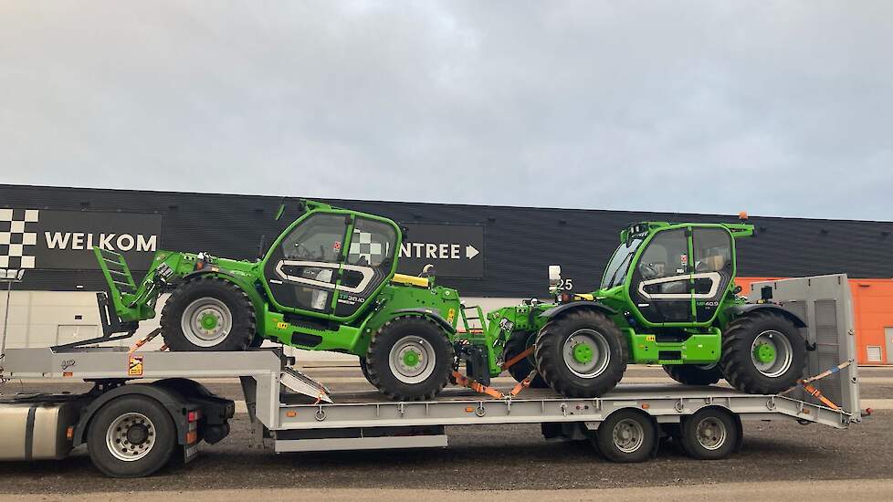 Merlo Benelux kwam tot de deur. Onverrichterzake konden de verreikers weer terug naar België. Op de trailer een Merlo TurboFarmer TF38.10-145 en een Merlo MultiFarmer MF40.9-CS, de enige verreiker met een aftakas en geveerde cabine.