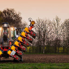 De Väderstad V-12 is een precisie zaaimachine voor mais, bieten, bonen, zonnebloemen, koolzaad, soja en winterveldbonen. Door het unieke overdruk-zaaiprincipe kan deze machine preciezer zaaien dan vergelijkbare vacuüm zaaimachines, aldus importeur Homburg