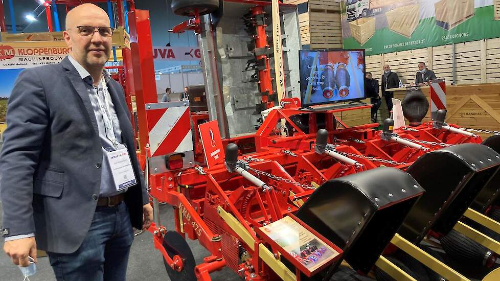 Kloppenburg Machinebouw uit Ulrum (GR) heeft het trekmechanisme looftrekker aangepast. En dat zorgt voor betere resultaten voor de teler. „We hebben een hogere voorspanning erop gezet, zodat die meer grip heeft op het loof, ook in wat nattere omstandighed