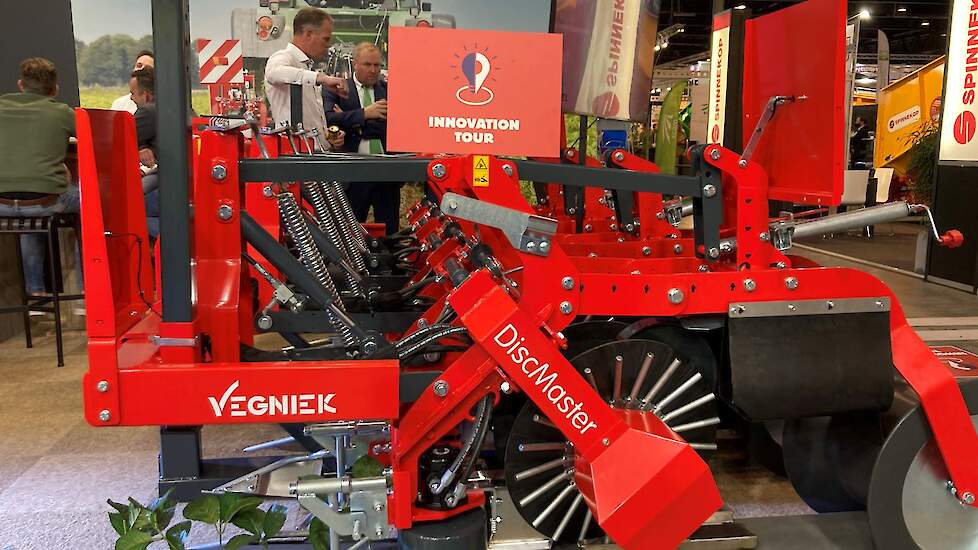 Vegniek presenteerde tijdens de beurs zijn nieuwe looftrekker, een 4-rijige machine die op 75 centimeter werkt. „We kunnen hem leveren voor twee, vier en zes rijen in combinatie met verschillende rijafstanden”, zegt Stan Koning. „Met dit nieuwe principe k