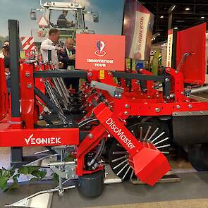 Vegniek presenteerde tijdens de beurs zijn nieuwe looftrekker, een 4-rijige machine die op 75 centimeter werkt. „We kunnen hem leveren voor twee, vier en zes rijen in combinatie met verschillende rijafstanden”, zegt Stan Koning. „Met dit nieuwe principe k