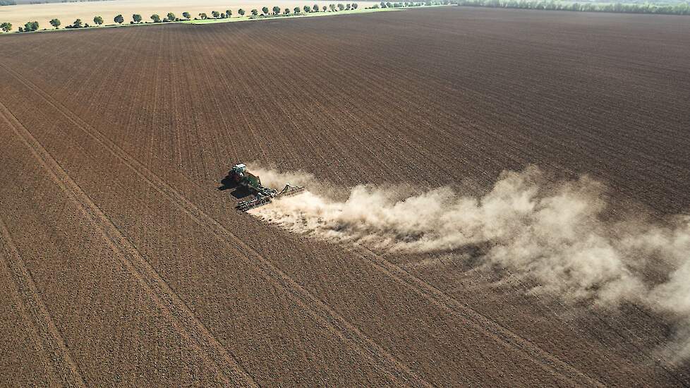 De automatische stofafzuiging van Fendt detecteert de mate van vervuiling van het luchtfilter tijdens gebruik of tijdens het rijden. Indien nodig wordt het filter schoongemaakt zonder het te demonteren. Met druk van binnenuit wordt een stroming naar van b