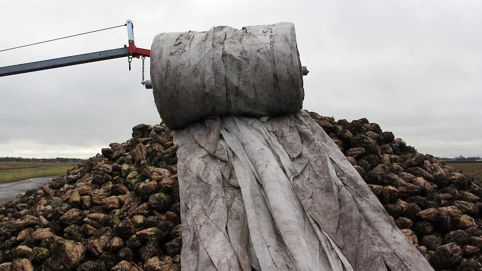 Het doek rolt moeiteloos tegen de hoop op.