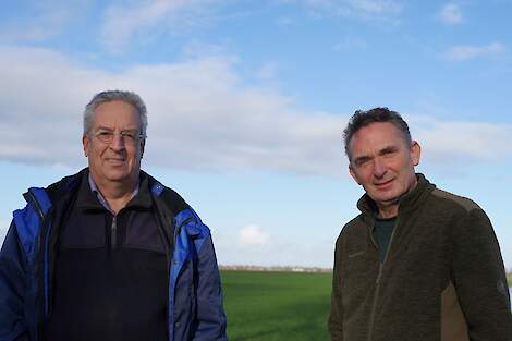 Marc Calon (links) heeft een akkerbouwbedrijf in Zuurdijk (Gr.). Op 58 hectare oude, kalkarme kleigrond verbouwt hij wintertarwe (ca. 50%), suikerbieten (25%) en pootaardappelen (25%, verhuurd aan een collega). Daarnaast bekleed hij een aantal advies- en