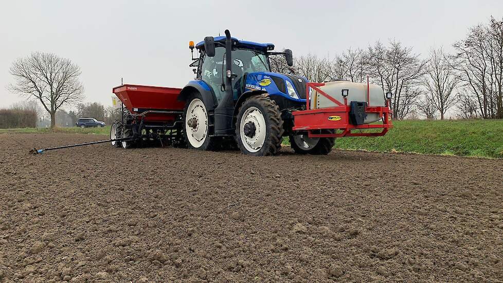 In Ooltgensplaat (ZL) was Jan-Rien van Rossum vorige week al aan het planten.