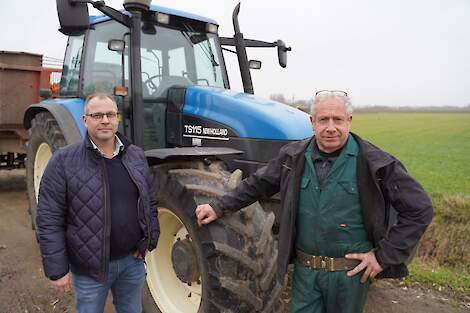 Wim van den Eertwegh (rechts) heeft samen met zijn zoon Chiel een akkerbouw- en vollegrondsgroentenbedrijf in Kessel (Lb.). Op ca. 150 hectare telen ze fritesaardappelen, suikerbieten, kool, rabarber en maïs. Peter Ickenroth is adviseur akkerbouw en volle