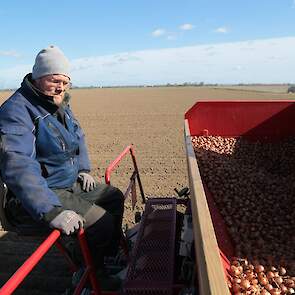 Medewerker Barry Blokker van Gourmet houdt achterop de machine alles in de gaten. Op het oog en op de computer.