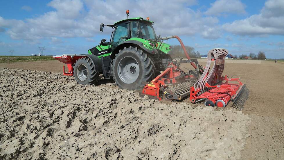 Akkerbouwer Rick Meijer zaait een gerend perceel van 5,5 hectare rondom in met brouwgerst. In het midden houdt hij een (recht) blok van 2 hectare over voor pastinaak.