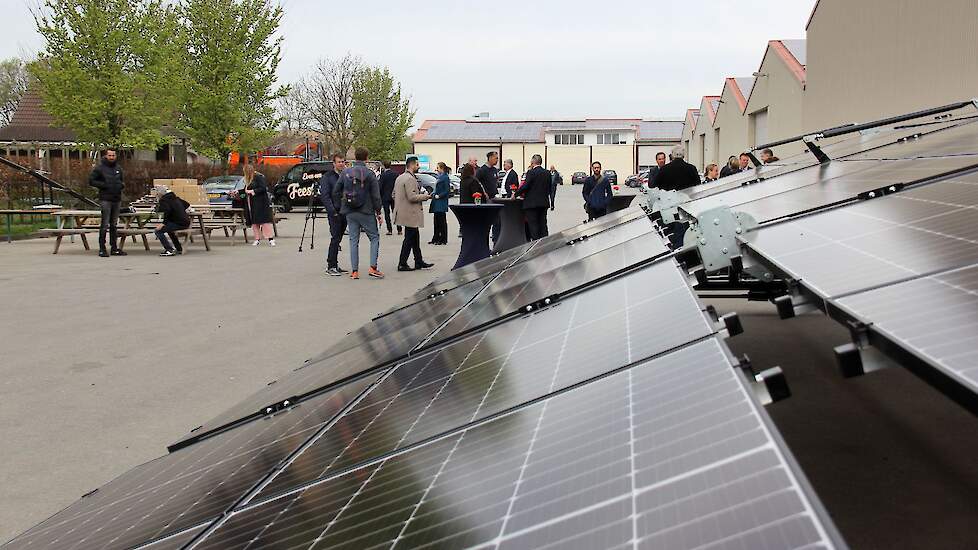 Het prototype staat op het erf. Het rijdende zonnepark beweegt stapvoets en is opvouwbaar als het land wordt bewerkt of gewas verzorgd. Ook komt er een beregeningsonderdeel in om de gewassen waar overheen wordt gereden ook te kunnen beregenen. Of om bijvo