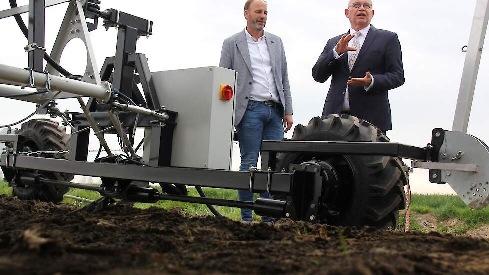 Wanneer de machine eenmaal rijdt, legt de ondernemer uit dat waterstof een belangrijke rol krijgt op het bedrijf. Waterstof moet in de agrarische sector verdere verduurzaming van elektriciteit, gas en diesel mogelijk maken. Initiatiefnemers VOF Dogterom &