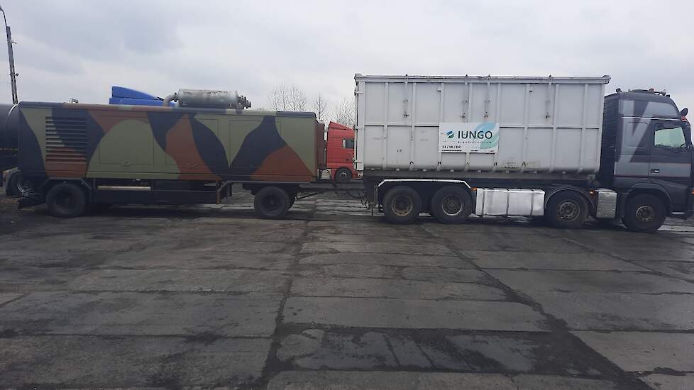 Een vrachtwagen vol met goederen en een in legerkleuren geverfd aggregaat, bestemd voor een ziekenhuis.