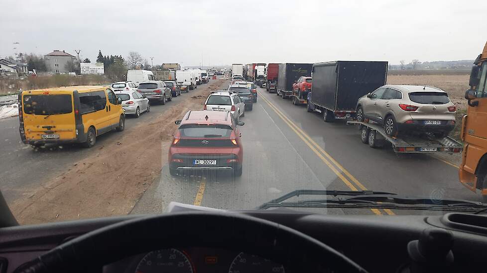 File voor de grens.