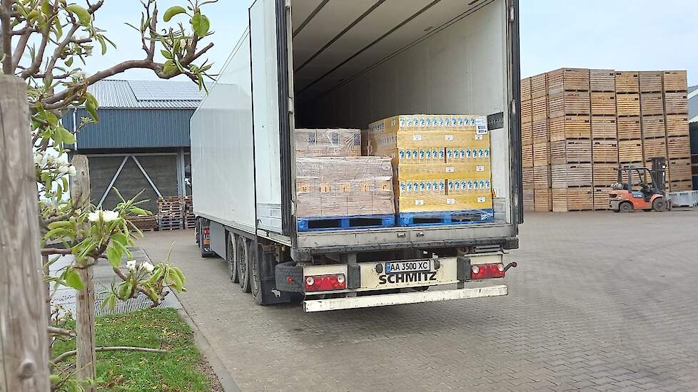 In Mijnsheerenland staat een vrachtwagen vol met door Friesland-Campina gedoneerde chocomelk, magere melkpoeder en houdbare melk, klaar voor vertrek.