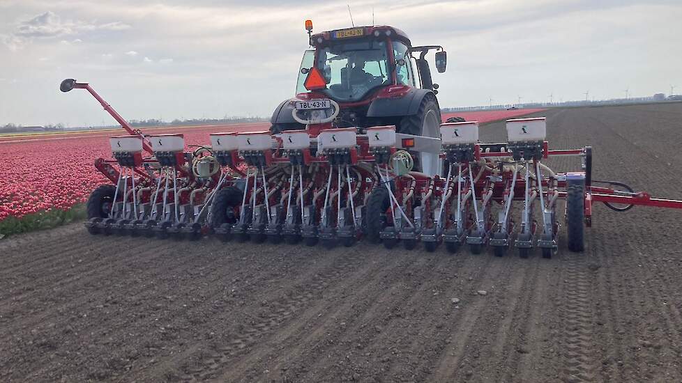 25 april: De Hylanders zijn gezaaid op wat zwaardere grond, 25 procent afslibbaar, de Redlanders staan op wat lichtere grond, 14 procent afslibbaar. Op alle percelen is volvelds Vydate toegevoegd bij het zaaien. Op de lichtere gronden is dit gecombineerd