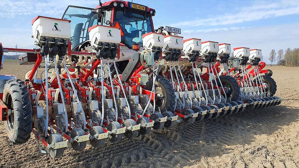 25 april: Alle uien van De Groot zijn gezaaid met een Agricola-zaaimachine van loonbedrijf Wieringa uit Espel. Deze machine kan 3 maal 2,25 meter brede bedden in één werkgang zaaien, acht rijen per bed.