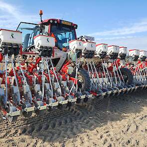 25 april: Alle uien van De Groot zijn gezaaid met een Agricola-zaaimachine van loonbedrijf Wieringa uit Espel. Deze machine kan 3 maal 2,25 meter brede bedden in één werkgang zaaien, acht rijen per bed.