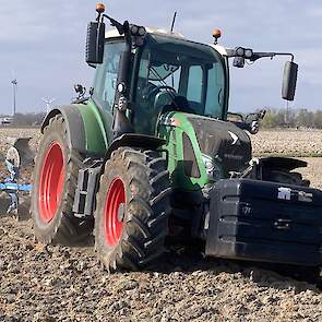 24 april: Het perceel is voor het zaaien geploegd.