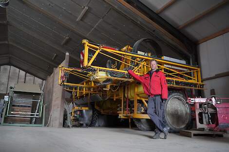 Freerk van der Schaar heeft in maatschap met zijn vrouw Herta een akkerbouwbedrijf in Oudebildtzijl (Fr.). Op een areaal van 58 hectare verbouwt hij pootaardappelen (19 ha), suikerbieten (10 ha), uien (3 ha), graszaad (12 ha) en wintertarwe (14 ha).