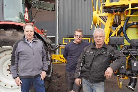 Peter Drint (rechts) heeft samen met zijn zoon Arjan (midden) en vrouw Ans een akkerbouwbedrijf in Hoornsterzwaag (Fr.). Ze telen uitsluitend fritesaardappelen, dit jaar zo’n 100 hectare. Jan Harm Oosterhuis (links) is adviseur akkerbouw bij WPA Robertus.