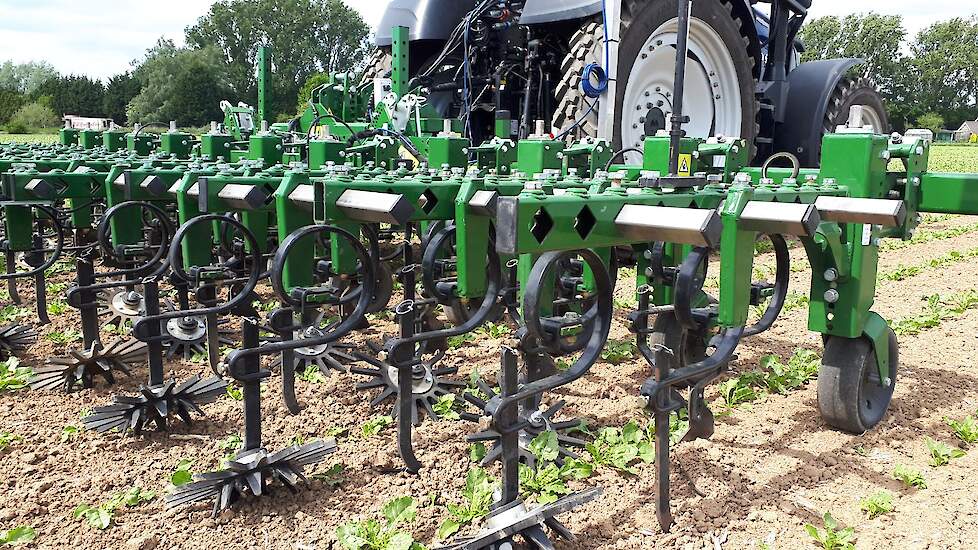 Garford laat een machine zien met L-vormige schoffels. „Zo wordt een losgeschoffeld plantje van de rij weggewerkt." Bijzonder aan de sideshift is dat deze niet met een potmeter, maar met een positiemeter werkt. „Veel nauwkeuriger." De instelcilinders per