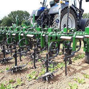 Garford laat een machine zien met L-vormige schoffels. „Zo wordt een losgeschoffeld plantje van de rij weggewerkt." Bijzonder aan de sideshift is dat deze niet met een potmeter, maar met een positiemeter werkt. „Veel nauwkeuriger." De instelcilinders per