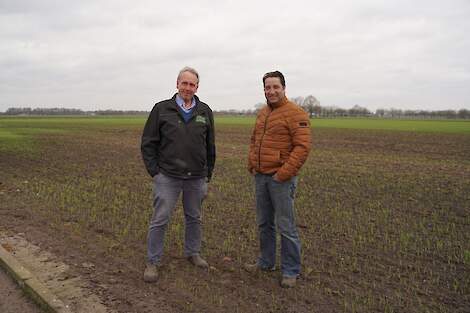 Maarten van der Loo (rechts) heeft een akkerbouwbedrijf in Moergestel (N-Br.). Naast aardappelen, bieten cichorei, uien en graan, teelt hij jaarlijks ook zo’n 80 hectare maïs. Afhankelijk van de markt/belangstelling, wordt deze als snijmaïs of korrelmaïs