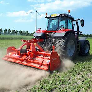 Biomulchen, ofwel het werk met een biofrees is oppervlakkig groenbemesters of grasklavers onderwerken. Machines van Maschio, Perugini en Struik deden hun werk in de lastige grond met lastige luzerne op een lastig tijdstip in het jaar. Dat deed niets af aa