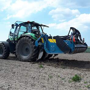 Imants nieuwe spitmachine, de Eco-Mix Culter werkt ondiep door de bouwvoor. In combinatie met de woeler voor de machine is zaaien in één werkgang mogelijk.