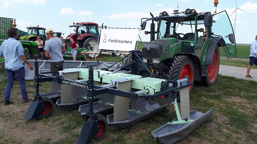 Al eerder gesignaleerd, maar nu dan echt op de markt: de coloradokevervanger. Ronddraaiende plastic flappen 'slaan' de kevers uit de plant. Die worden in de bakken daaronder opgevangen. Bedenker Joris van der Kamp zegt 80 procent van de kevers te vangen.