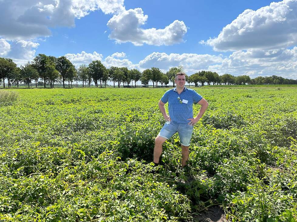 Akkerbouwer Ron Peters test in een perceel 'bankerfields'.