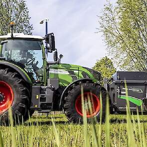 De Agromec 700 Vario Electric is een volledig elektrische trekker van 200 pk. Uitgangspunt is een Fendt 718 die fundamenteel niet is veranderd: bediening, capaciteit en vario bleven. Belangrijk element is dat de trekker inzetbaar is terwijl een (ander) ac