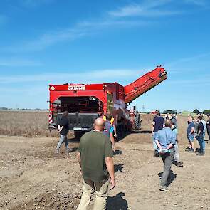 De mooie (weers)omstandigheden zorgen ervoor dat bezoekers de tijd nemen om alles te bekijken. Hier bij de Grimme Varitron 470 TT, een primeur op Westmaas. De machine gaat pas volgend jaar officieel in productie.