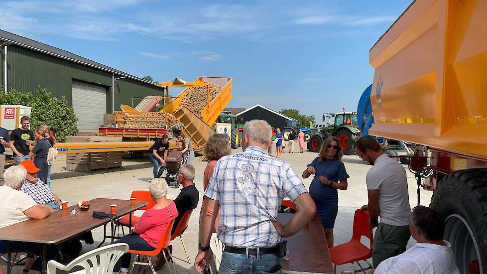 Op het erf draaide de inschuurlijn, zodat de bezoekers een beeld kregen van hoe machinaal gerooide aardappelen worden ingeschuurd en bewaard.