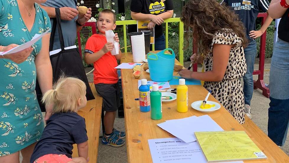 Op alle bedrijven waren kinderactiviteiten, variërend van een traptrekkerparcours tot stempelen met aardappelen.