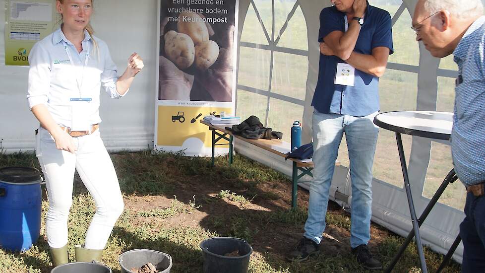 Organische stof verbetert de bodem als het waterhuishouding en nutriëntenbinding betreft. Marie Wesselink zegt dat compost hierbij een goede langdurende bron is. Ze sprak met de telers over de juiste balans tussen drijfmest, compost, bokashi en kunstmest.