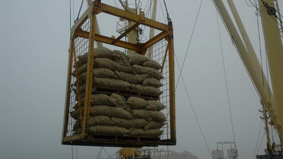 Schip laden met pootgoed