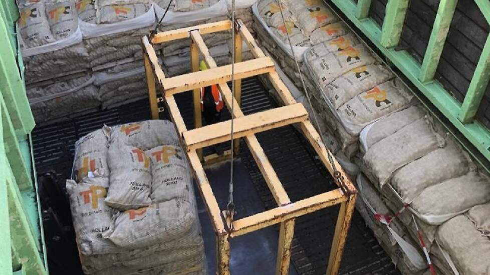 Omdat er geen containers naar Sudan gaan, worden hier pallets met zakken geladen. Per schip gaat er zo’n 600 ton naar Sudan. Het schip is zo’n twee weken onderweg.