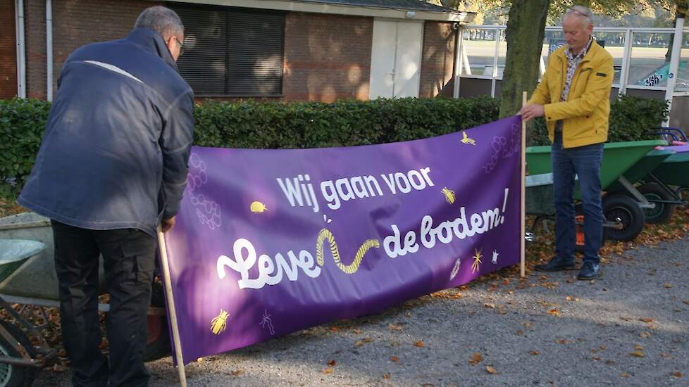 Doel van de manifestatie was aandacht te vragen voor de levende bodem. Volgens de organisatie Symphony of Soils (SOS) brengt alleen een levende bodem gezond voedsel voort. Daarnaast vervult een levende bodem tal van diensten voor de wereld, waaronder wate