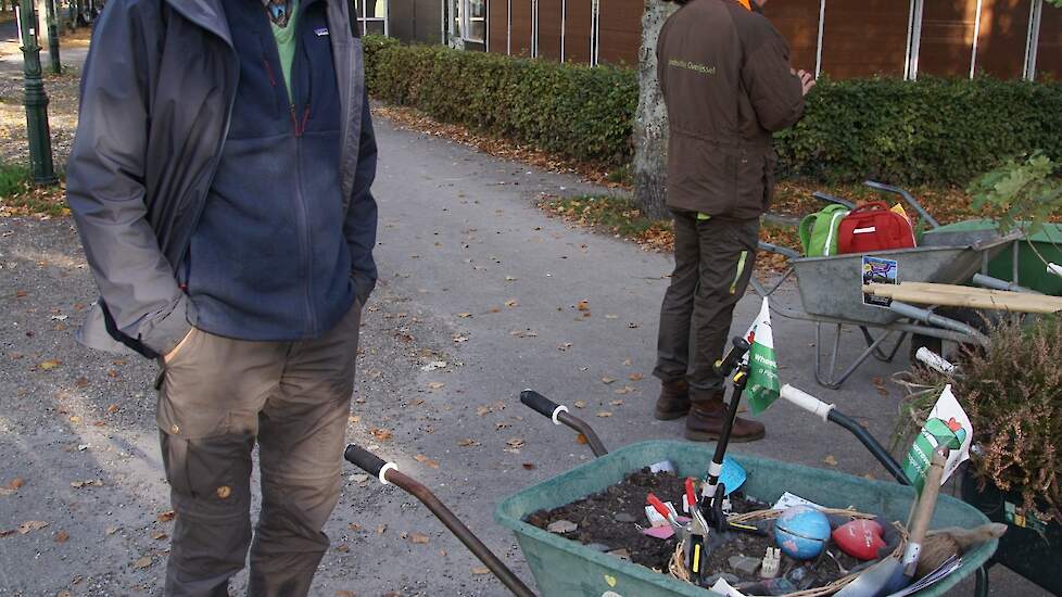 Henry Mentink uit Varik liep eerder dit jaar met een kruiwagen van Varik naar het Unesco-kantoor in Parijs. Hij bood deze organisatie aan de hele aarde op de Werelderfgoedlijst te zetten. Dat bleek niet zo te kunnen, juridisch, maar de top van de Unesco v