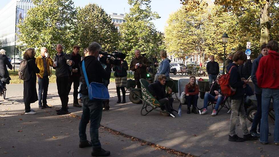 Tussen de 150 en 200 deelnemers waren aanwezig bij het begin van de Kruiwagenmars op het Malieveld. Klik midden op de foto voor breedbeeld.
