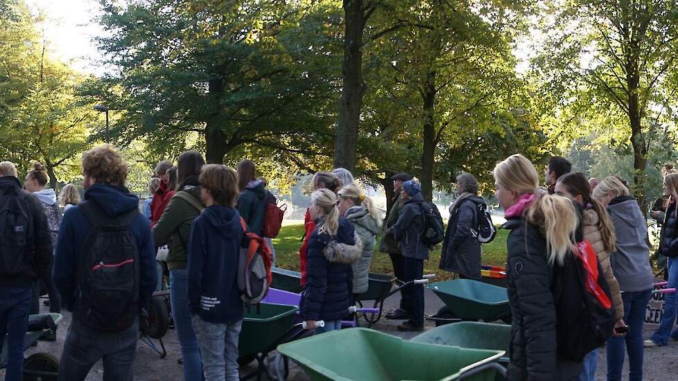 Een lange sliert kruiwagen liep vervolgens door Den Haag. Klik midden op de foto voor breedbeeld.