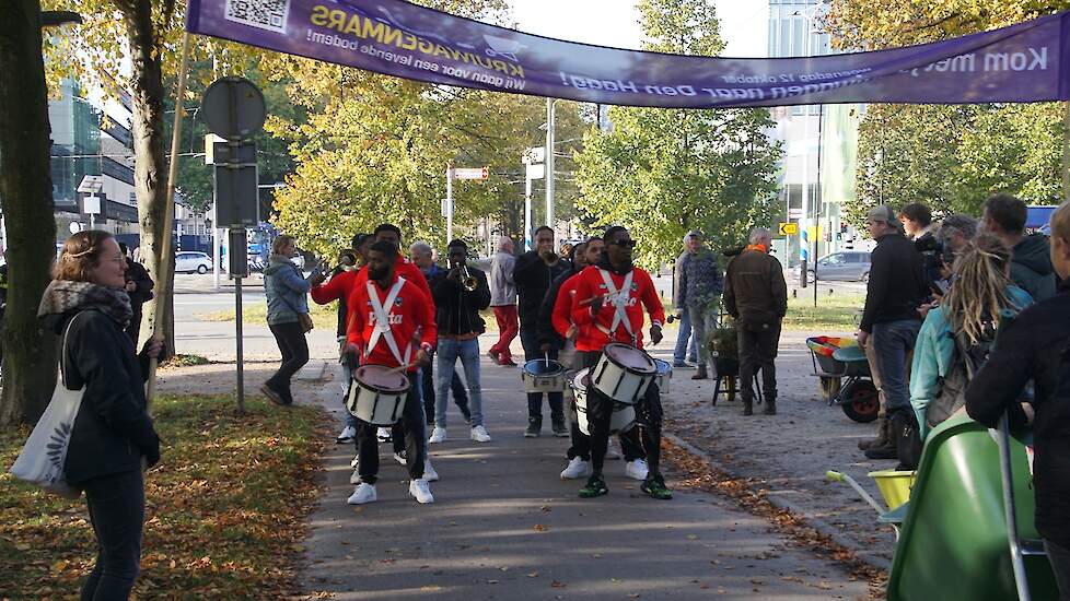 Extra muziekaal spectakel kwam van een drum- en brassband.