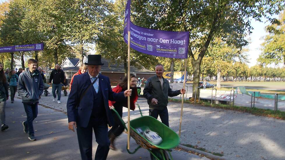 Voor een beetje extra aandacht nam de een een kruiwagen met kleurige versieringen of inhoud mee, de ander een spandoek en weer iemand anders droeg een hoge hoed.