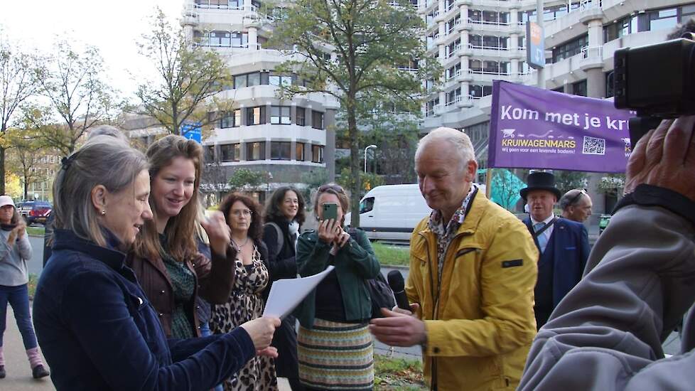 Laura Bromet van Groen Links en Eva van Esch van de Partij voor de Dieren ontvingen als volksvertegenwoordigers en leden van de landbouwcommissie het manifest voor de bodem uit handen van Theo Mulder. Waardering voor de actie bij de politici. Van Esch noe