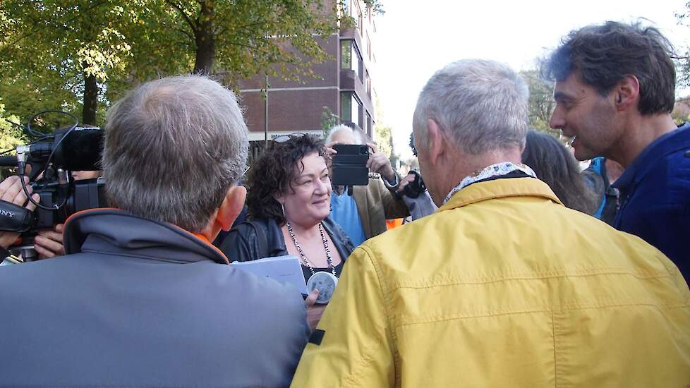 Caroline van der Plas van de BoerBurgerBeweging kwam ook even praten met de aanwezigen en het manifest aannemen. 'De bodem is net zo belangrijk als ons darmstelsel. Als dat niet goed is, klopt het niet', aldus Van der Plas, die gezondheid door goede voedi