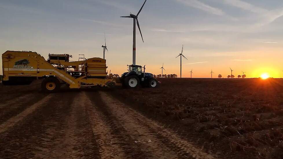 Het rooien is in volle gang. Zo ook in het Duitse Übach-Palenberg, waar Jeffrey Grooten van loonbedrijf Vaessen uit Landgraaf aan de slag is.