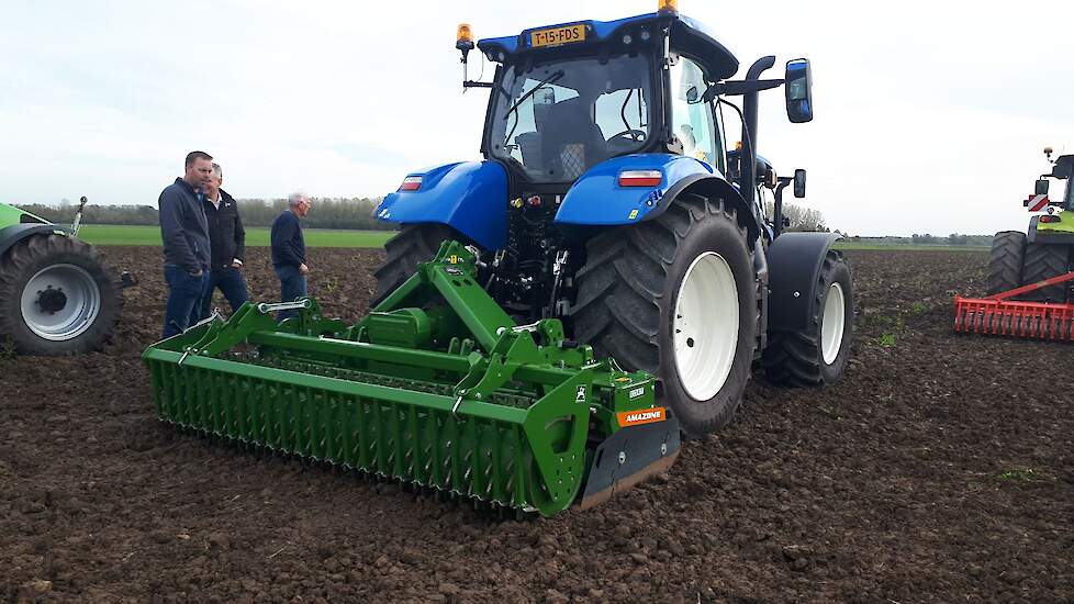 Een product uit de Amazone KX-serie, rotorcultivator. Op deze breedte (3 meter) met 10 rotors en stekende tanden. 'Cultivator' vanwege de grotere ruimte die er is tussen tandhouder en bak. Daardoor is er een betere doorgang van langere gewassen(resten), b