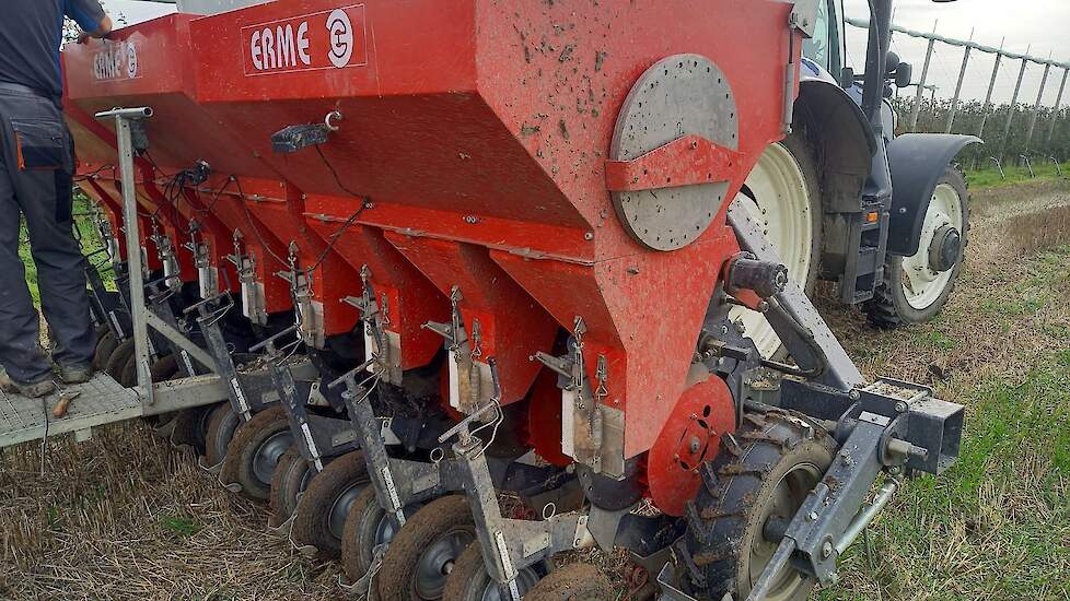 De plantmachine van Erme plant in één werkgang drie bedden van 1,5 meter. En daarmee gaat het planten lekker vlot, zegt Lodders. „Vroeger hadden we een machine die één bed deed. Met drie bedden kun je heel wat werk verzetten op een dag.”